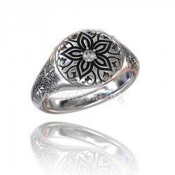 Серебряное мужское рок-кольцо с богато украшенной гравировкой и черным камнем в центре  0024