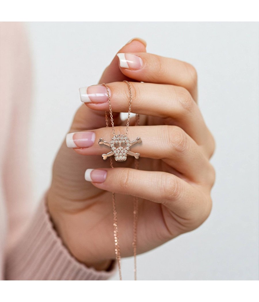 Collier avec tête de mort en argent et yeux en forme de coeur