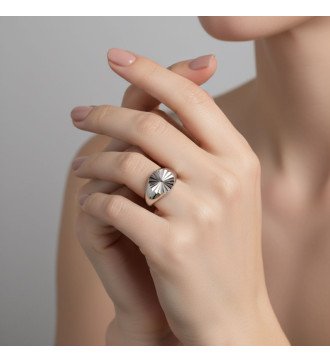 Anillo Chevalier de mujer hecho a mano con diseño geométrico