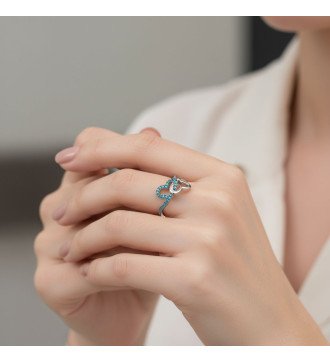 Anello moderno in oro bianco 9k con pietre blu e design a cuore