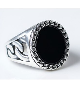 Anello da uomo in argento con pietra nera e design a catena 1053