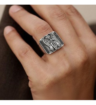 Anello da uomo in argento con arcangelo Michele e pietre nere