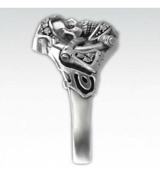 Anello da uomo in stile rock con teschio a manubrio e zirconi