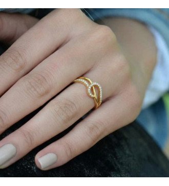 Bague élégante en or jaune 9 carats avec pierres scintillantes