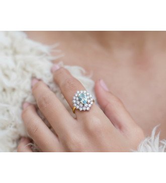 Indrukwekkende dames rosette ring 9K gouden aquamarijn en witte