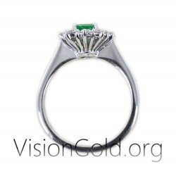 Женское классическое кольцо-розетка с изумрудным центральным камнем и крупными впечатляющими бриллиантами 0923