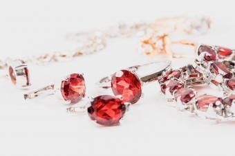 How to Buy Ruby Jewelry: 5 Tips for Success
