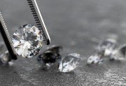 Πώς να εντοπίσετε ένα ψεύτικο διαμάντι